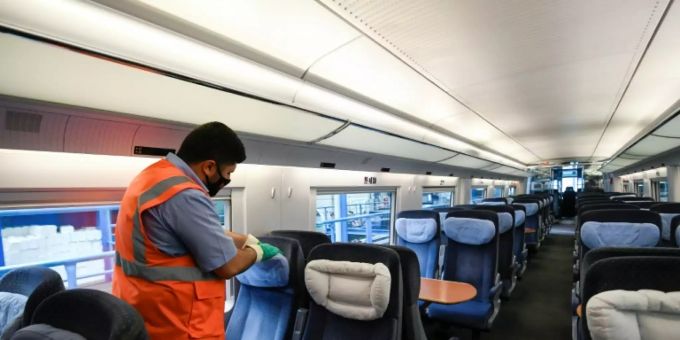 Reinigung eines ICE der Bahn in Dortmund Reinigung eines ICE der Bahn in Dortmund
