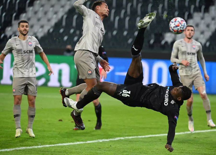 Breel Embolo erzielt noch vor der Pause das 3:0 – und zwar sehenswert.