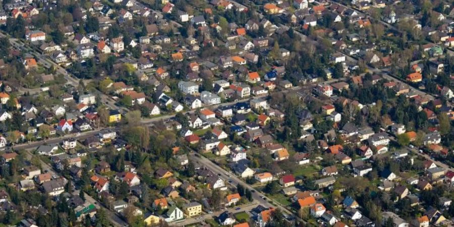 Eine Einfamilienhaussiedlung am südlichen Rand von Berlin. Seit Jahren zieht es Familien raus aus den Städten. Foto: Patrick Pleul/dpa-Zentralbild/dpa