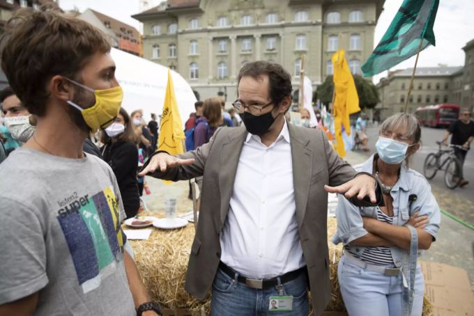 Balthasar Glättli fordert, dass sich die Schweiz besser auf die Klimakrise vorbereite. Hier trifft er sich im Sommer mit Klima-Aktivisten auf dem Bundesplatz. Balthasar Glättli Grüne Klimastreik