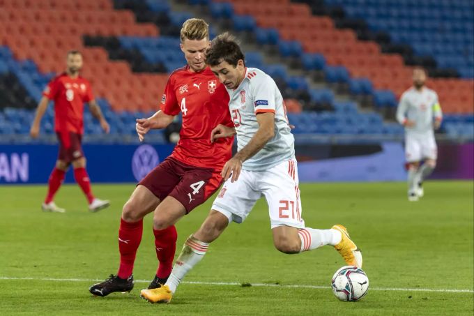 Nico Elvedi (l.), Verteidiger der Schweizer Nati, im Duell mit Spaniens Mikel Oyarzabal (r.). Nico Elvedi Schweizer Nati