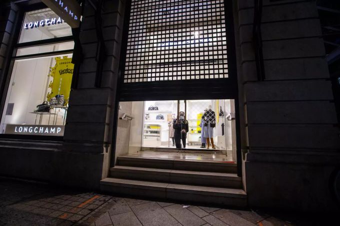 Ein Angestellter mit Maske schliesst die Boutique Longchamp, bevor ein Teil-Lockdown zur Bekämpfung des Coronavirus in Kraft tritt. Coronavirus - Schweiz
