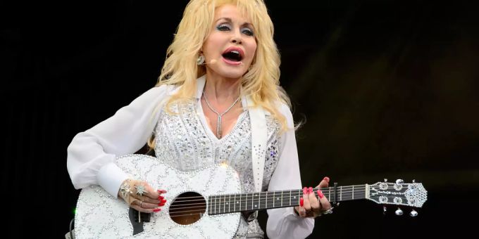 Dolly Parton bei einem Festival in England, 2014. dolly parton