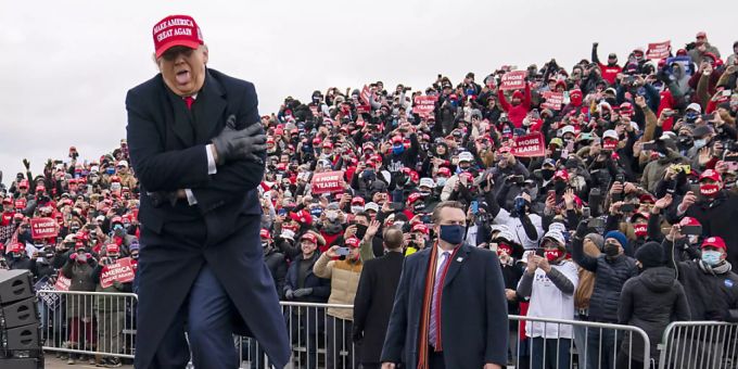 Donald Trump, Präsident der USA, gestikuliert während einer Wahlkampfveranstaltung am Michigan Sports Stars Park. Foto: Evan Vucci/AP/dpa Donald Trump Wahlparty