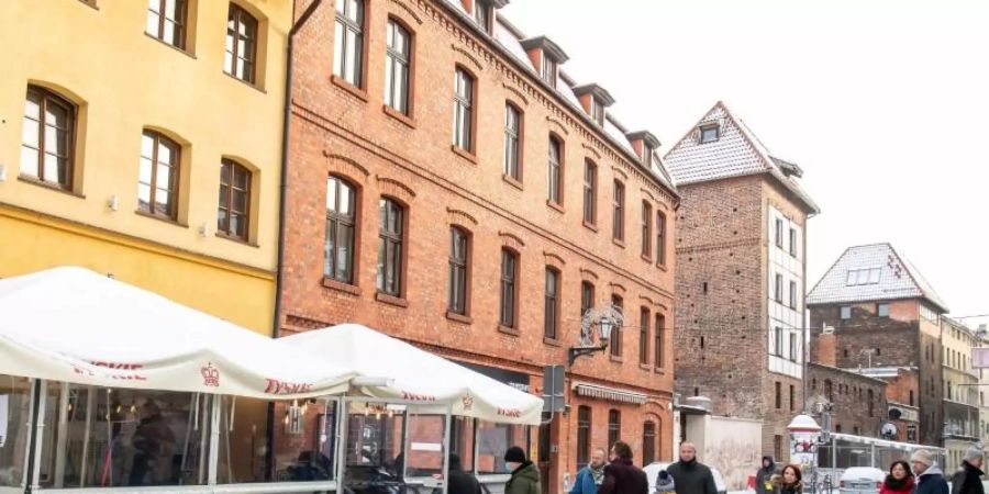 In Polen widersetzen sich zahlreiche Gastronomen den Corona-Verordnungen und öffnen für Gäste. So wie hier vor einem Restaurant in Torun. Foto: Tytus Zmijewski/PAP/dpa