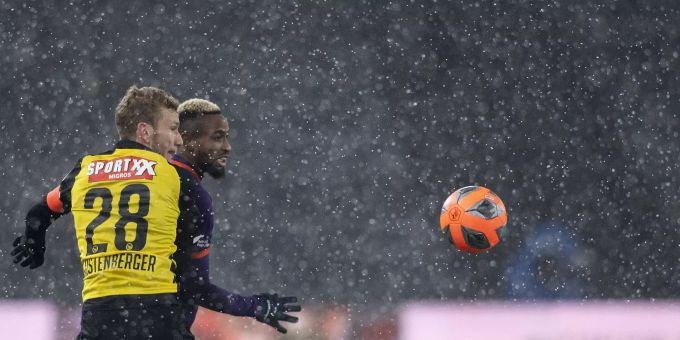 Captain Fabian Lustenberger von YB im Zweikampf mit Lausanne-Neuzugang Jonathan Bolingi. YB