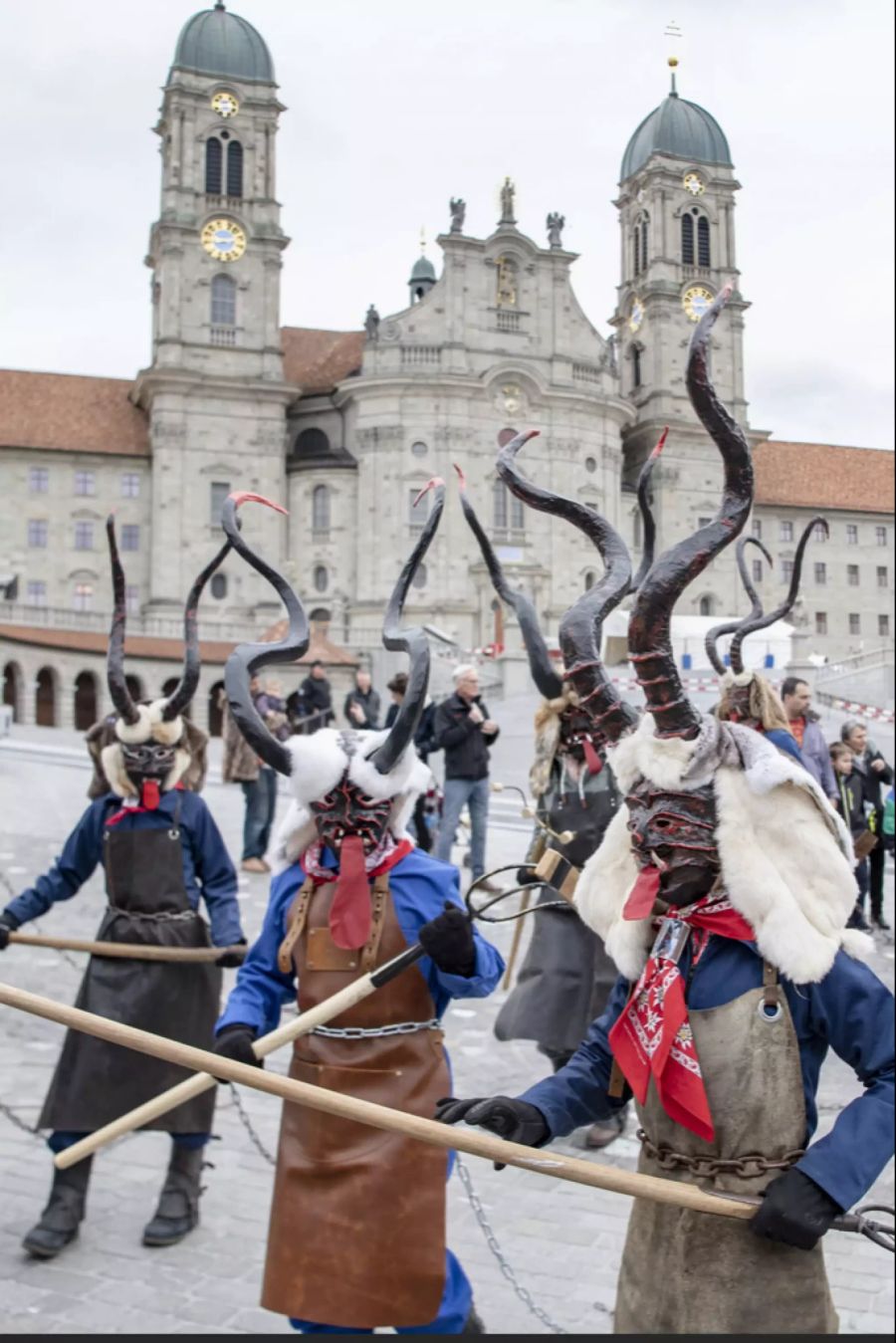 Die Teufel sind unterwegs beim traditionellen Sühudi-Umzug anlässlich der Fasnacht in Einsiedeln am Montag, 24. Februar 2020.