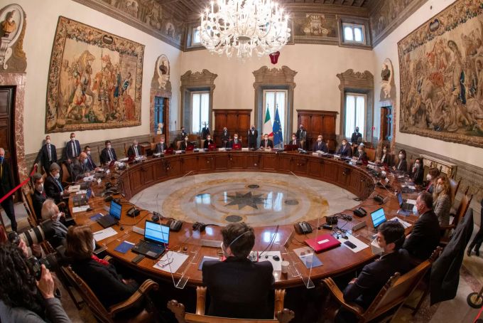 Mario Draghi (hinten, M), Ministerpräsident von Italien, leitet im Palazzo Chigi, dem Amtssitz des Ministerpräsidenten, nach seiner Vereidigung die erste Kabinettssitzung. Regierung in Italien - Vereidigung Draghi