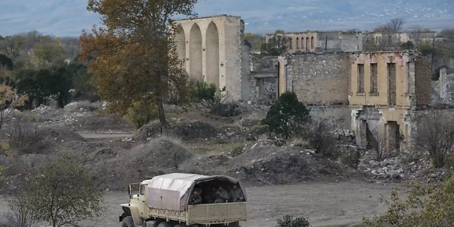 Aserbaidschanische Soldaten patrouillieren gut eine Woche nach der Übergabe der Stadt an Aserbaidschan. Foto: Emrah Gurel/AP/dpa