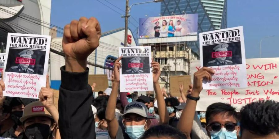 Auch in der Stadt Yangon protestieren Menschen gegen den Militärputsch in Myanmar. Foto: Uncredited/AP/dpa