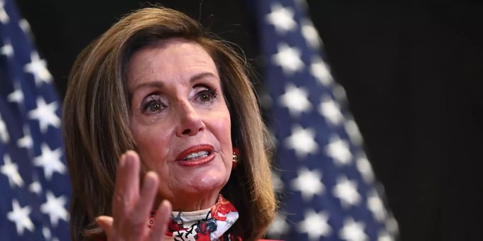 ARCHIV - Nancy Pelosi, Sprecherin des US-Repräsentantenhauses, spricht mit Journalisten. Foto: Erin Scott/Pool Reuters/AP/dpa/Archiv ARCHIV - Nancy Pelosi, Sprecherin des US-Repräsentantenhauses, spricht mit Journalisten. Foto: Erin Scott/Pool Reuters/AP/dpa/Archiv