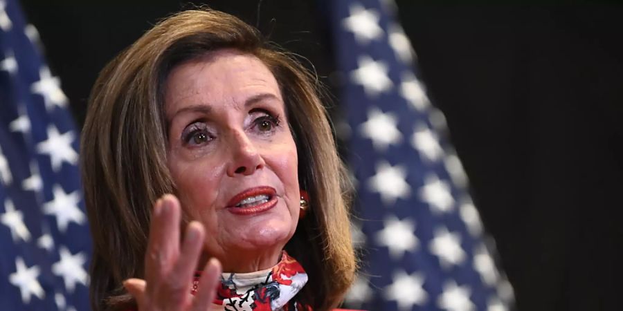 ARCHIV - Nancy Pelosi, Sprecherin des US-Repräsentantenhauses, spricht mit Journalisten. Foto: Erin Scott/Pool Reuters/AP/dpa/Archiv