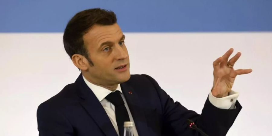 Frankreichs Staatspräsident Emmanuel Macron spricht während des «One Planet Summit» im Élysée-Palast. Foto: Ludovic Marin/AFP/AP/dpa
