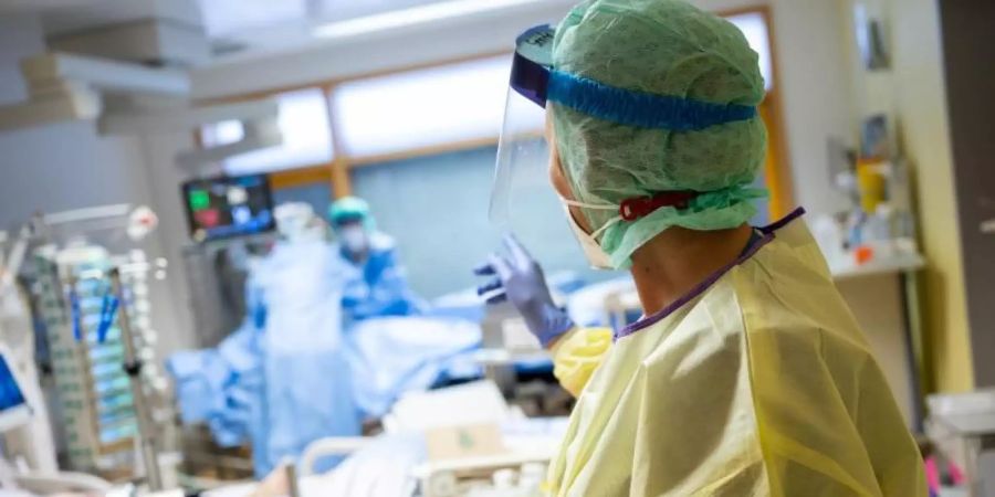 Intensivkrankenschwestern sind wegen der Coronavirus-Pandemie aktuell einer sehr hohen Belastung ausgesetzt. Foto: Sebastian Gollnow/dpa