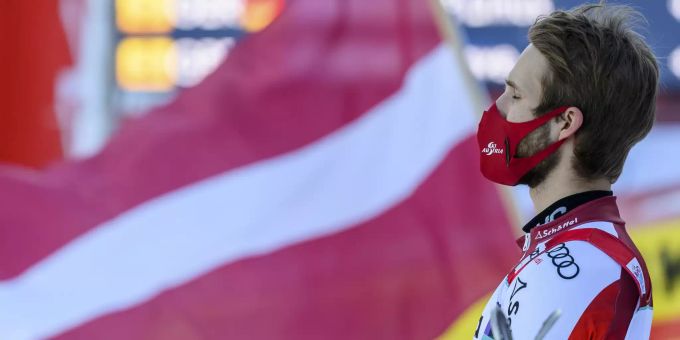 Marco Schwarz geniesst seinen Sieg in Adelboden – aber im Hintergrund weht die Flagge von Lettland, nicht die von Österreich. Marco Schwarz Adelboden Lettland