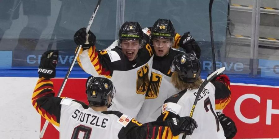 Das deutsche Team um Tim Stützle setzte sich gegen die Schweiz durch. Foto: Jason Franson/The Canadian Press/AP/dpa