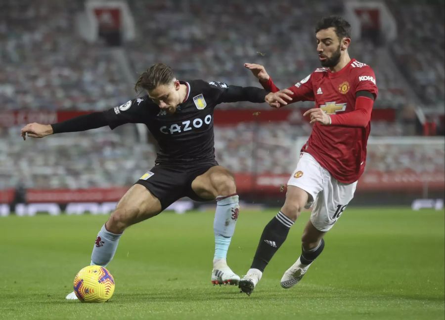 Aston Villas Matty Cash (l.) behauptet sich gegen Bruno Fernandes (r.).