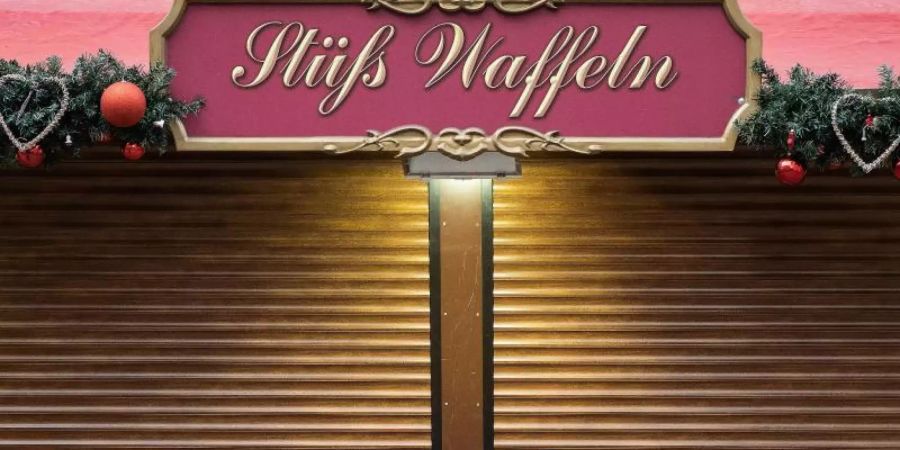 Die Rollläden einer Waffelbude in der Innenstadt von Göttingen sind geschlossen. Ab Mittwoch gelten die neuen verschärften Regeln zur Eindämmung des Coronavirus. Foto: Swen Pförtner/dpa