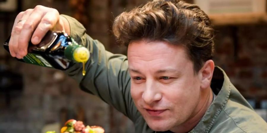 Der britische Koch Jamie Oliver schätzt die Lage für seine Branche in Corona-Zeiten düster ein. Foto: Axel Heimken/dpa