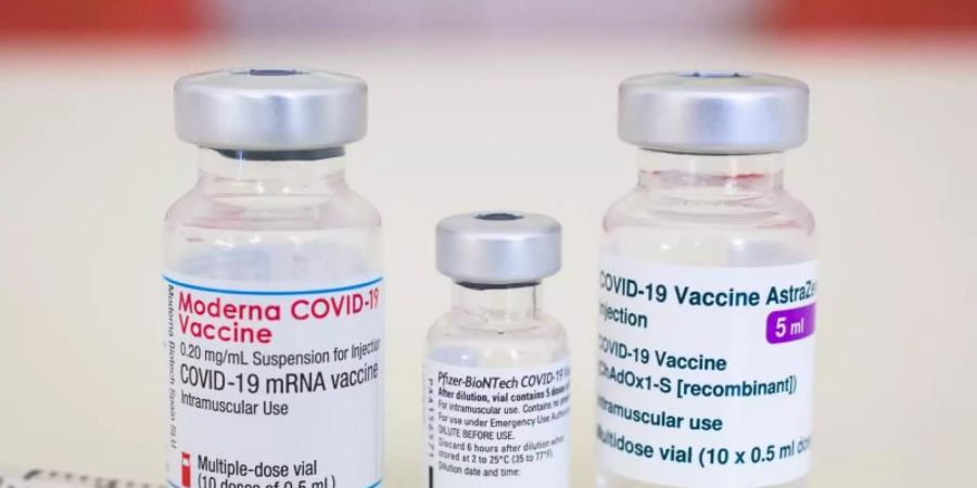 Ampullen der Corona-Impfstoffe von Moderna, Biontech/Pfizer und Astrazeneca. Foto: Luka Dakskobler/SOPA Images via ZUMA Wire/dpa