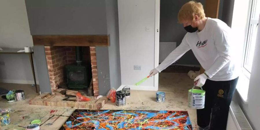 Auf den Spuren von Jackson Pollock: Ed Sheeran bei der Arbeit an einem seiner Gemälde. Foto: Made In Suffolk Legacy Auction/PA Media/dpa