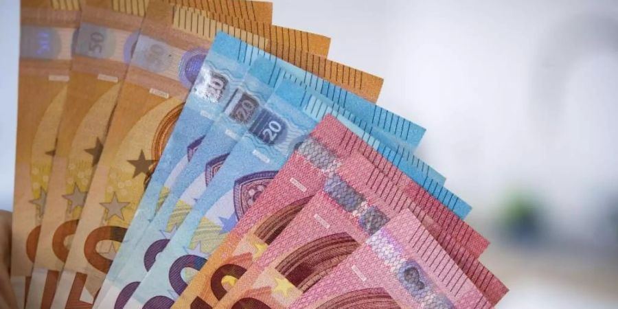 Geld macht nicht glücklich. Oder doch? Eine US-Studie macht einen Kassensturz. Foto: Monika Skolimowska/dpa-Zentralbild/dpa