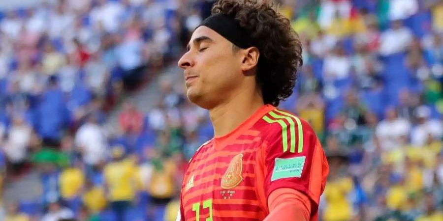 Wurde auch positiv auf das Coronavirus getestet: Mexikos Nationaltorwart Guillermo Ochoa hat leichte Beschwerden. Foto: Christian Charisius/dpa