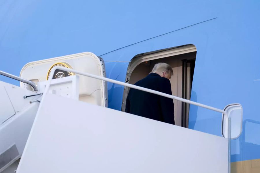 Donald Trump steigt ein letztes Mal in die Air Force One ein.