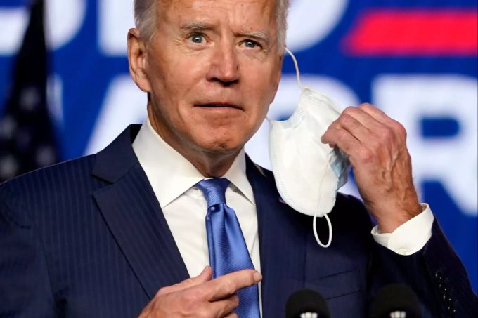 Joe Biden, Präsidentschaftskandidat der Demokratischen Partei und ehemaliger Vizepräsident, kommt zu einer Ansprache und nimmt sich den Mund-Nasen-Schutz ab. Präsidentschaftswahlen USA Joe Biden