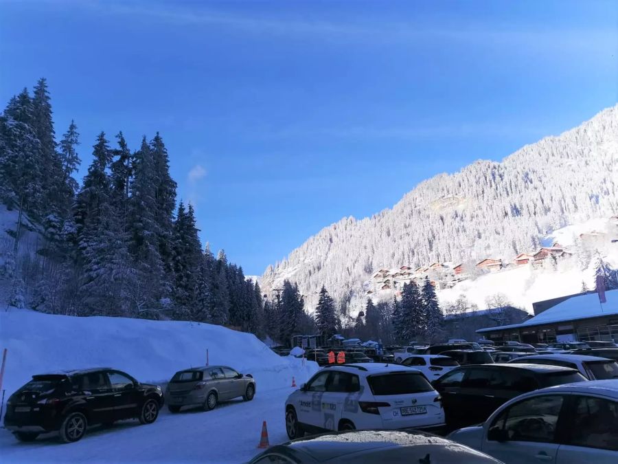 Der Parkplatz bei der Talstation in Adelboden BE war fast komplett besetzt.