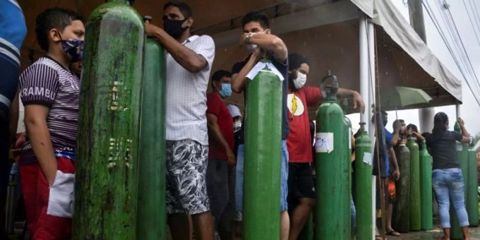 Schlangestehen für Sauerstoff in Manaus Schlangestehen für Sauerstoff in Manaus
