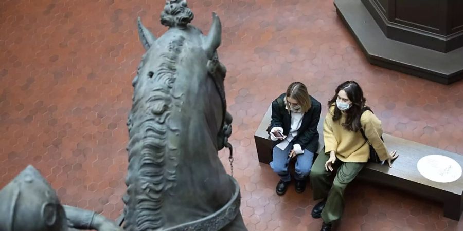 Zwei Besucherinnen schauen sich die Sammlung des Staatlichen Puschkin-Museums in Moskau an. Nach der Öffnung der Museen kündigte Bürgermeister Sergej Sobjanin weitere Lockerungen an. Foto: Alexander Zemlianichenko/AP/dpa