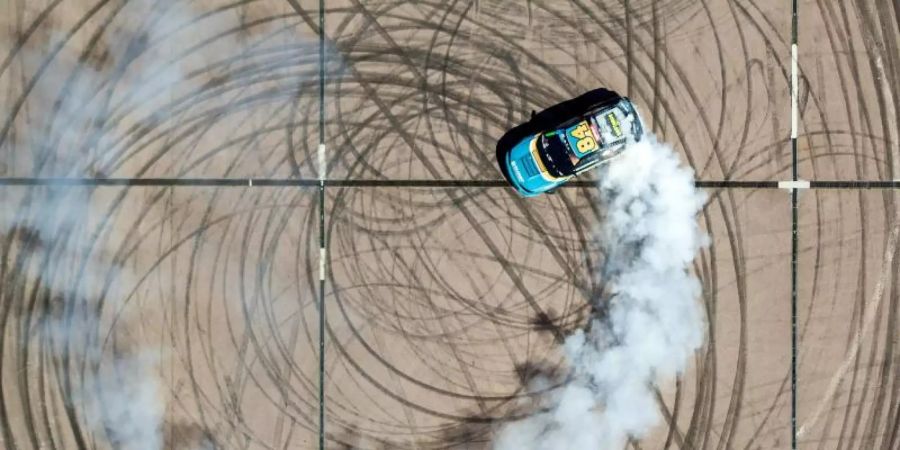 Max Heidrich, professioneller Driftfahrer, steuert im Rahmen einer Vorführung seinen Rennwagen durch die Baggerstadt Ferropolis (Aufnahme mit einer Drohne). Foto: Jan Woitas/dpa-Zentralbild/dpa
