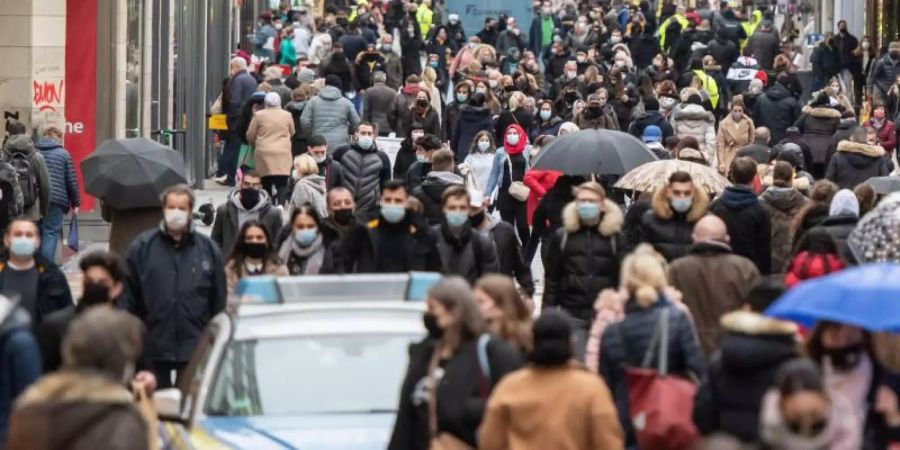 Eine dicht gedrängte Menschenmenge bewegt sich über die Einkaufsstrasse Westenhellweg in Dortmund. Foto: Bernd Thissen/dpa