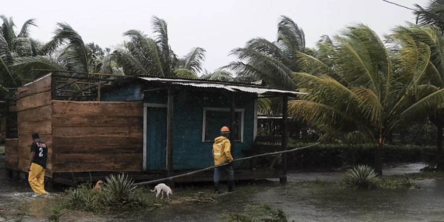 Mit grosser Wucht ist Hurrikan «Eta» auf die Ostküste von Nicaragua getroffen. Der Wirbelsturm entwurzelte Bäume, deckte Dächer ab und liess Flüsse über die Ufer treten. Foto: Carlos Herrera/AP/dpa