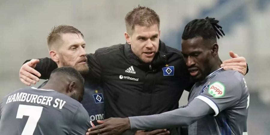 Der HSV gewann dank Doppel-Torschütze Simon Terodde (2.v.r). Foto: Thomas Frey/dpa