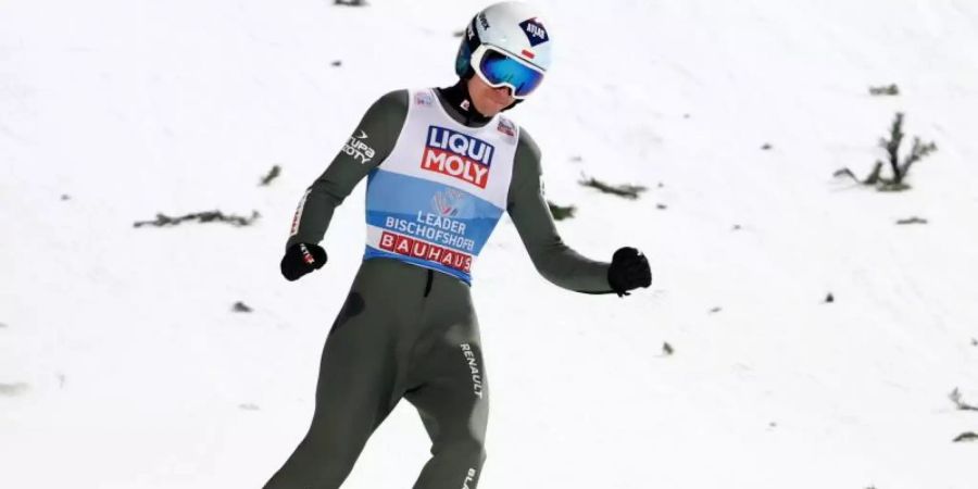 Steht vor seinem dritten Gesamtsieg bei der Vierschanzentournee: Kamil Stoch. Foto: Daniel Karmann/dpa