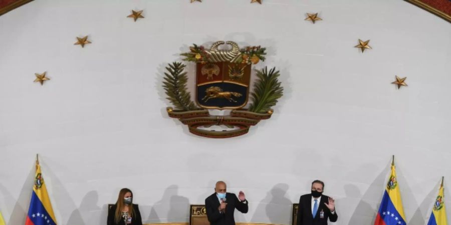 Der neue Parlamentspräsident Jorge Rodríguez (Mitte)