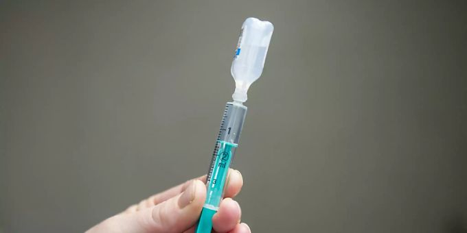 Der Impfstoff von Pfizer/Biontech wird vorbereitet: Am Montag hat auch der Kanton Zürich mit Impfungen gegen Covid-19 begonnen. (Symbolbild) Der Impfstoff von Pfizer/Biontech wird vorbereitet: Am Montag hat auch der Kanton Zürich mit Impfungen gegen Covid-19 begonnen. (Symbolbild)