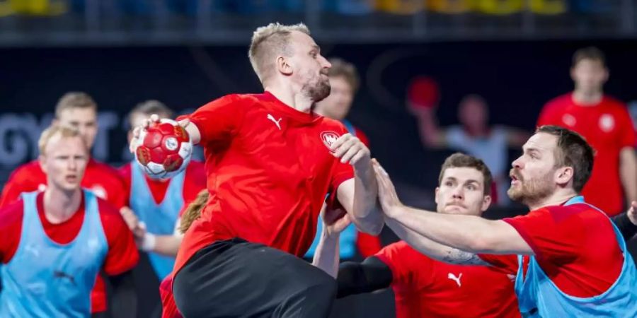 Die deutschen Handballer vor dem WM-Auftakt beim Training in Kairo. Foto: Sascha Klahn/dpa
