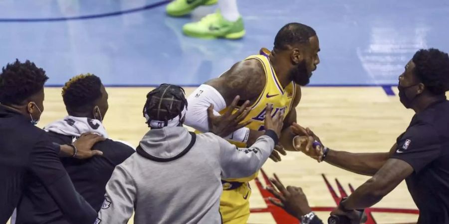 Auswechselspieler jubeln mit LeBron James (M) von den Los Angeles Lakers über einen erfolgreichen Drei-Punkte-Wurf. Foto: Troy Taormina/POOL USA TODAY Sports/AP/dpa