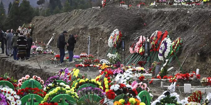 Angehörige besuchen die Gräber der Opfer des Konflikts in der Region Berg-Karabach. Berg-Karabach Armenien aserbaidschan