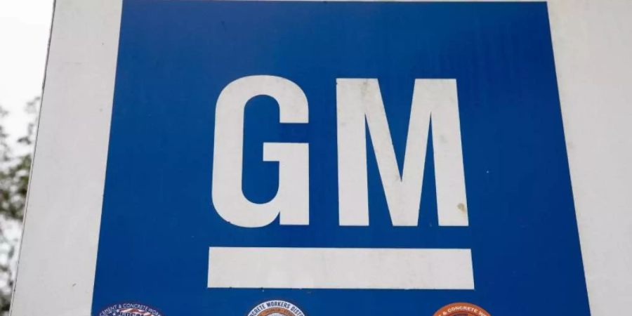 Ein Schild von GM hängt an einem Werk von General Motors. Der grösste US-Autobauer General Motors (GM) muss 5,9 Millionen Fahrzeuge in den USA zurückrufen. Foto: Matt Rourke/AP/dpa