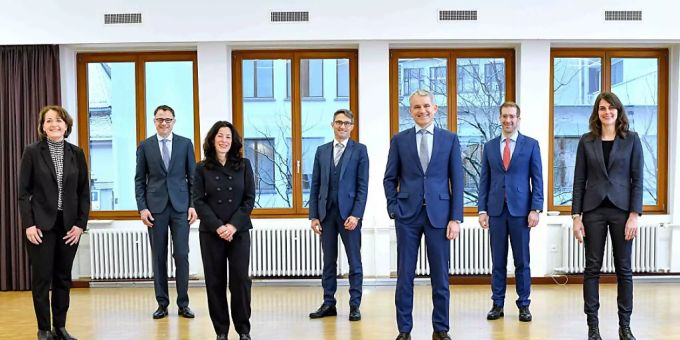 Die neue Basler Regierung mit der Staatsschreiberin Barbara Schüpbach-Guggenbühl (ganz links): Kaspar Sutter, Tanja Soland, Lukas Engelberger, Beat Jans, Conradin Cramer, Stephanie Eymann, Esther Keller. Die neue Basler Regierung mit der Staatsschreiberin Barbara Schüpbach-Guggenbühl (ganz links): Kaspar Sutter, Tanja Soland, Lukas Engelberger, Beat Jans, Conradin Cramer, Stephanie Eymann, Esther Keller.