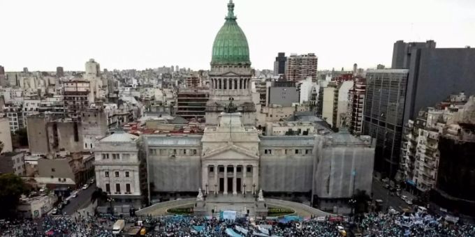 Manifestantes frente al parlamento en Buenos Aires