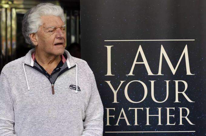 David Prowse Darth Vader: Der Schauspieler hatte aufgrund seiner mächtigen Statur häufig Bösewicht-Rollen. David Prowse