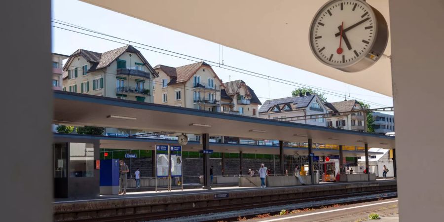 Der Bahnhof Thalwil mit der Bahnhofsuhr.