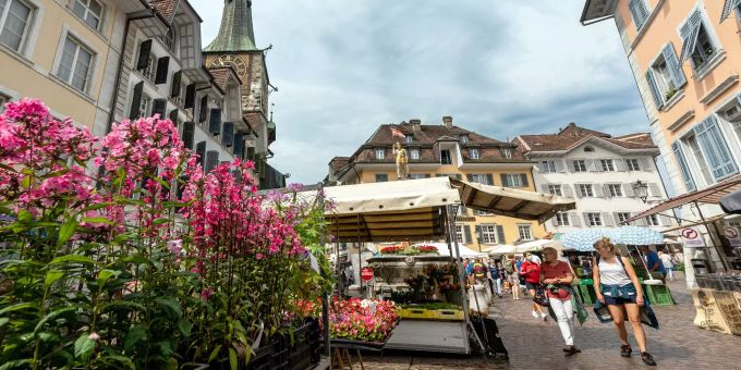Markt auf dem Marktplatz in Solothurn. Markt auf dem Marktplatz in Solothurn.