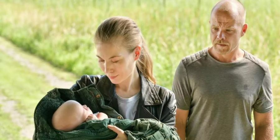 Hannah Zeiler (Nora Waldstätten) und Micha Oberländer (Matthias Koeberlin) konnten das Baby retten. Foto: Patrick Pfeiffer/ZDF/dpa
