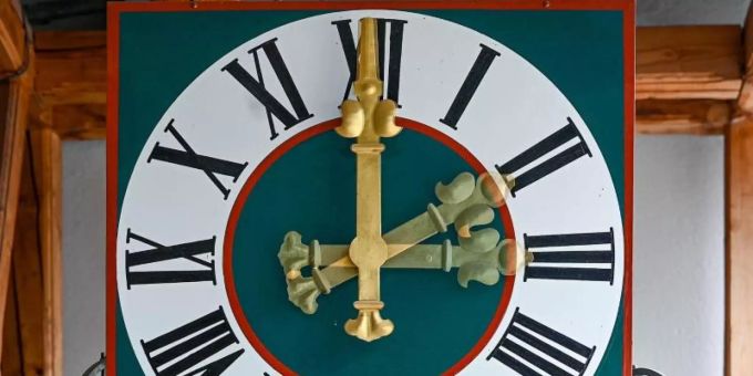 Am Sonntag wird die Uhr von drei auf zwei Uhr zurückgestellt. Foto: Armin Weigel/dpa Am Sonntag wird die Uhr von drei auf zwei Uhr zurückgestellt. Foto: Armin Weigel/dpa